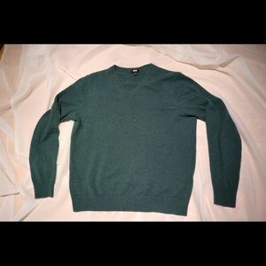 Small Uniqlo cashmere v-neck sweater.